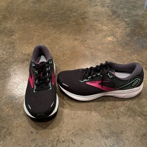 Brooks tennis shoes! 10 WIDE